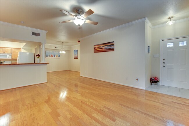 Building Photo - 2255 Braeswood Park Dr