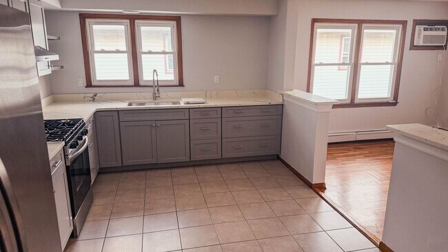 Building Photo - Charming 3BR , 2 BTHRM Duplex in Elizabeth