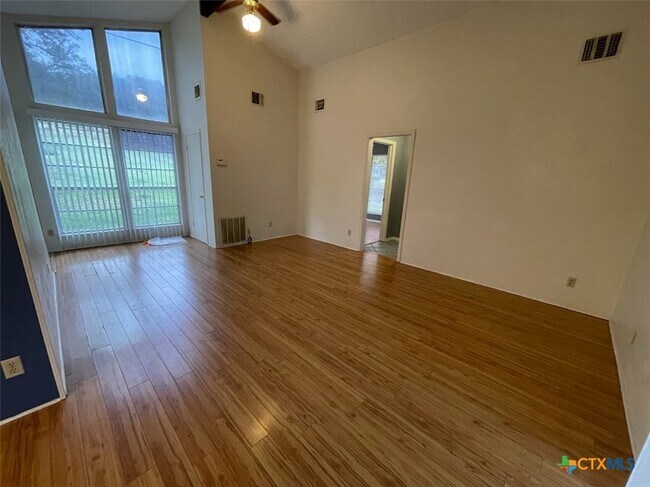 Building Photo - 1415 Glenn Dr