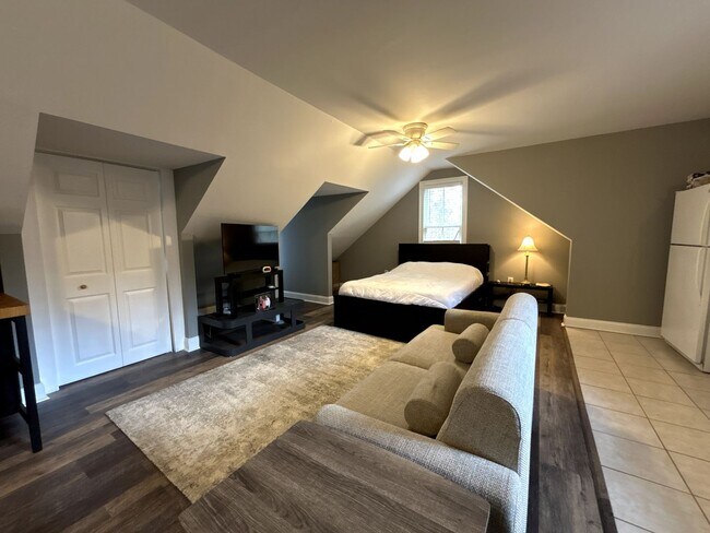 Building Photo - Beautiful and Convenient Private Apartment...