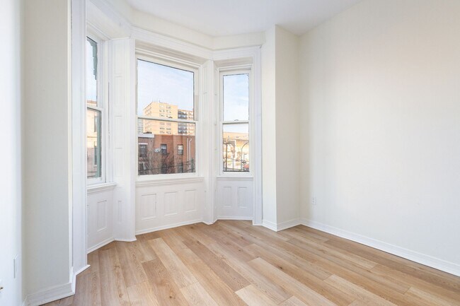 Building Photo - 1422 W Girard Ave