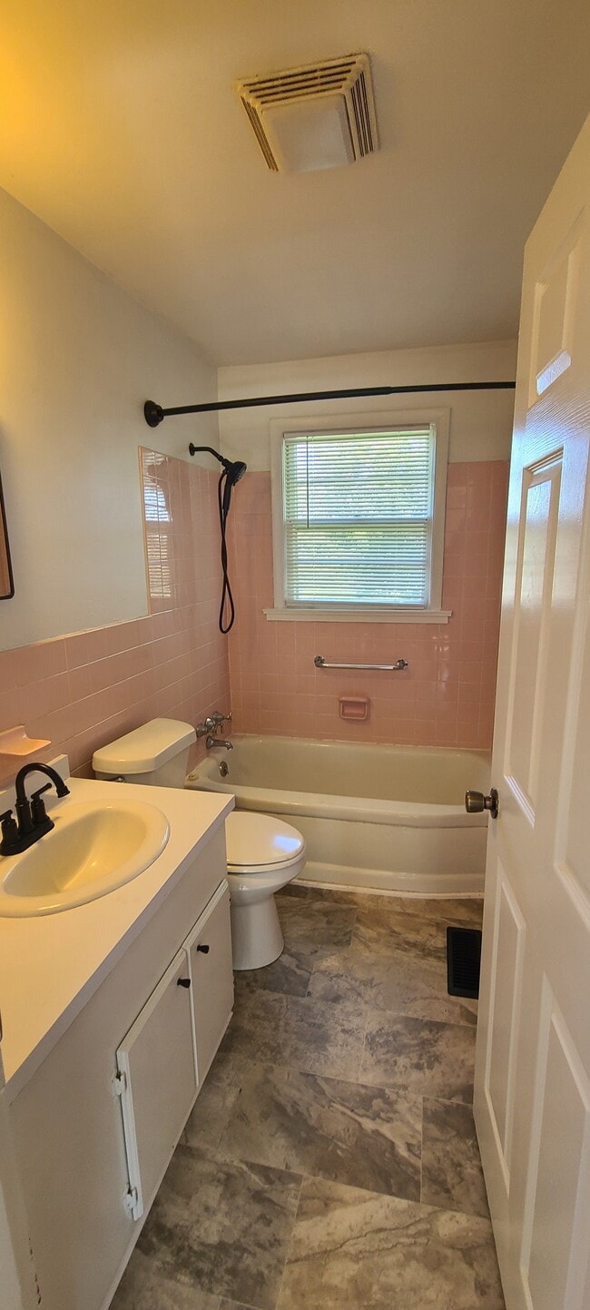 Building Photo - 940 Randolph Ln