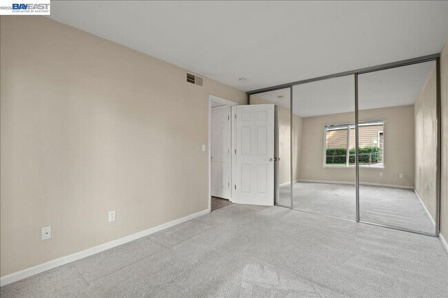 Building Photo - 215 Reflections Dr