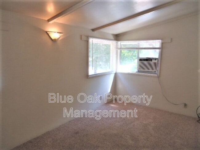 Building Photo - 605 W 6th St