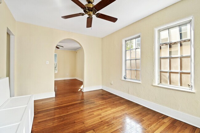 Building Photo - 310 Columbia Dr