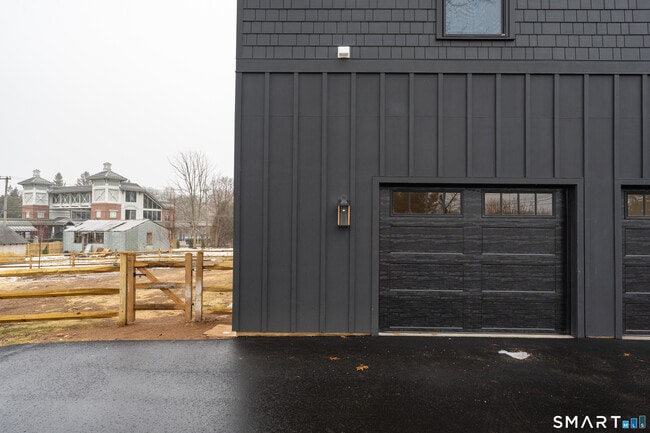 Building Photo - 31 Drive Way