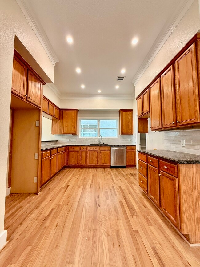 Building Photo - 1323 Rosewood St