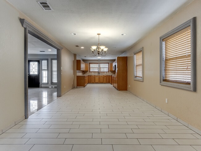 Building Photo - 1131 S Miles Ave