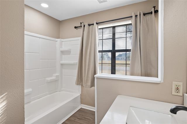 Building Photo - 208 W Maple St