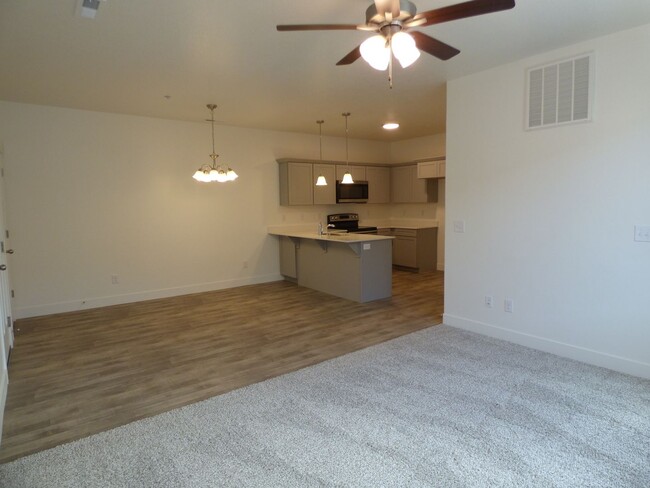 Building Photo - Like New 3 Bd 2 Ba Condo With Garage