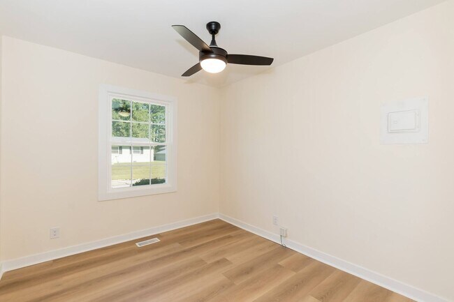 Building Photo - Three Bedroom Home!