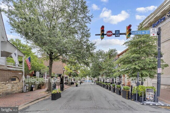 Building Photo - 922 S Washington St