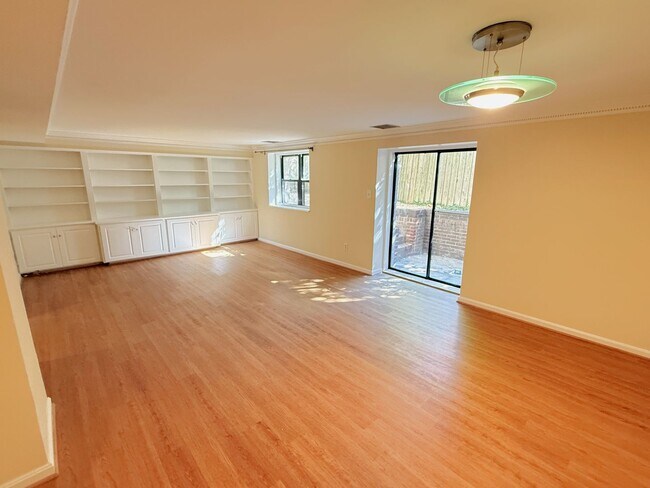 Building Photo - 2 Level, 2 Bedroom Hidden Gem in Dupont!
