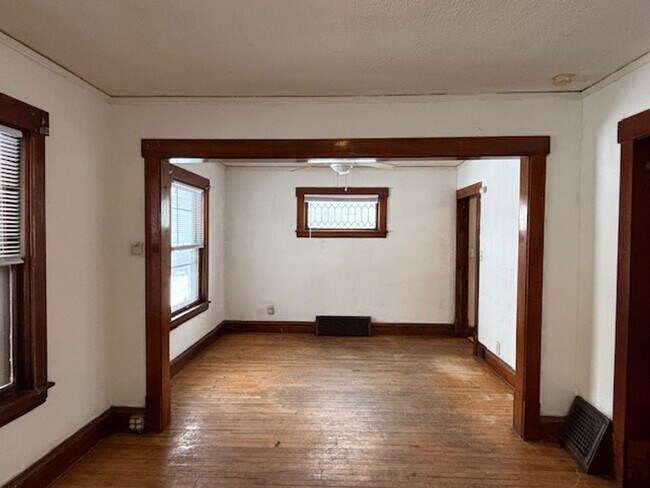 Building Photo - 3 BR/1 BA Single-Family Home in St. Paul!