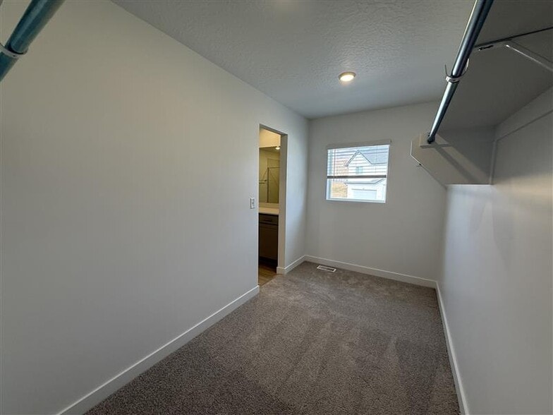 Building Photo - 1545 W Bravo Dr