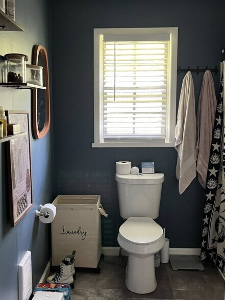 Upstair bath with shower/tub combo - 3393 Mobile Rd