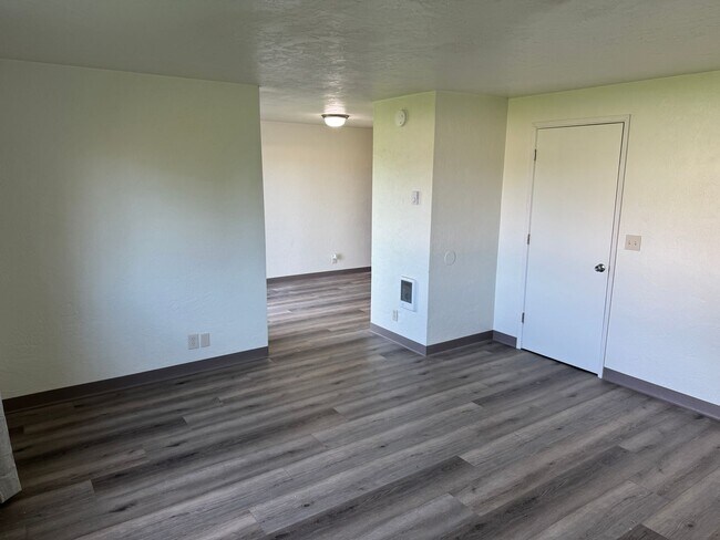 Building Photo - Updated 2 bedroom 1.5 bathroom duplex!