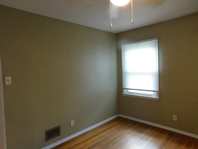 Building Photo - Cozy, Quiet Home