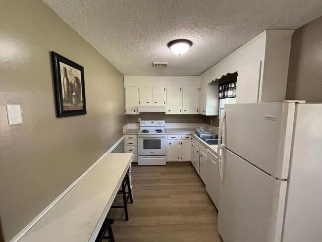Building Photo - 1681 Village Pl