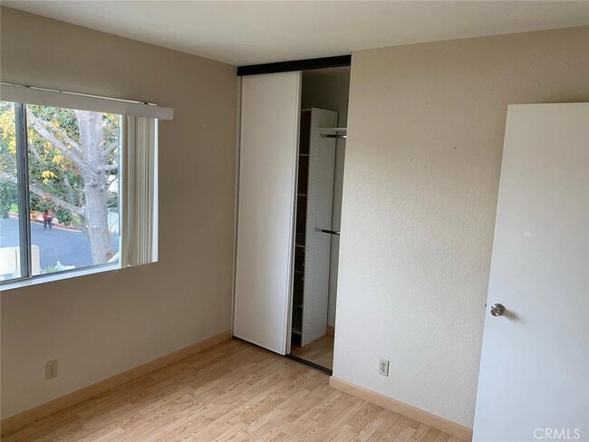 Building Photo - 543 Springbrook N
