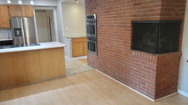 Building Photo - 3 Bed, 3 Bath with Downstairs Kitchenette ...