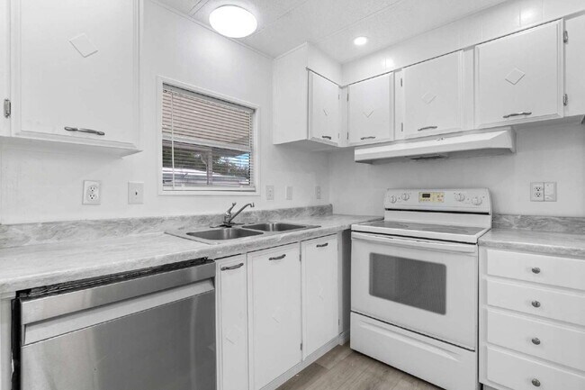 Building Photo - Affordable 2BR/1BA in Orange Blossom section of The Villages