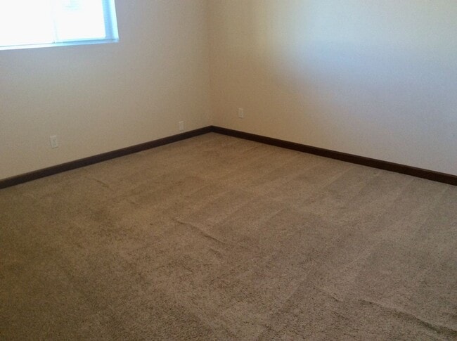 Building Photo - 4 bedroom, 3 bath Town home