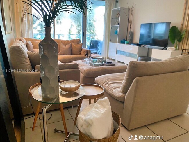 Building Photo - 5161 Collins Ave