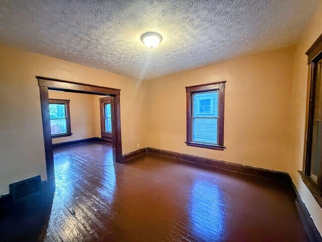 Building Photo - 638 Merton Ave