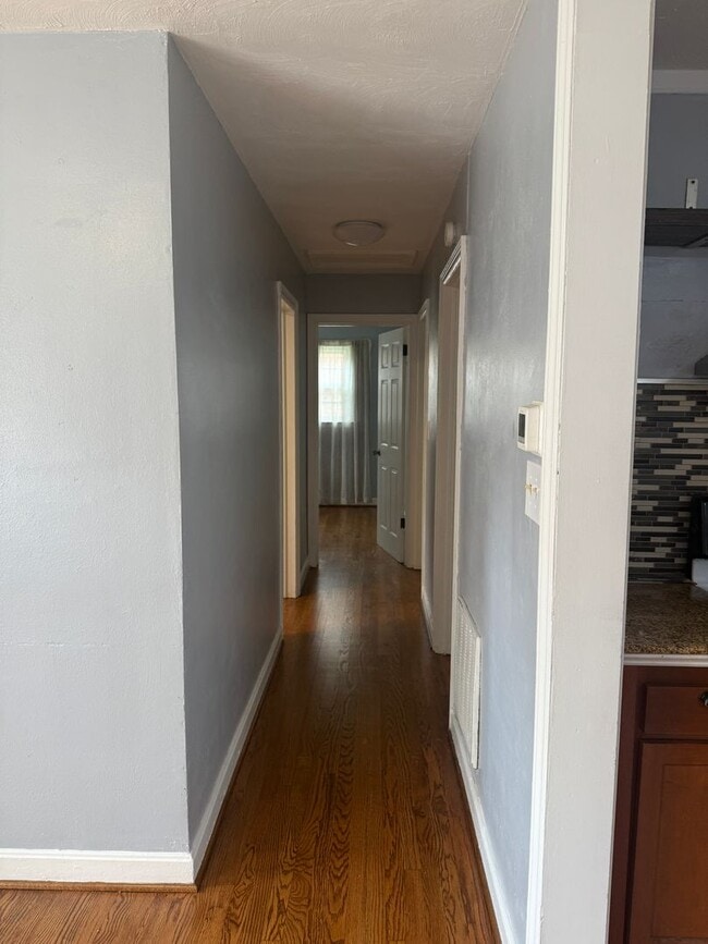 Building Photo - 3 Bedroom House