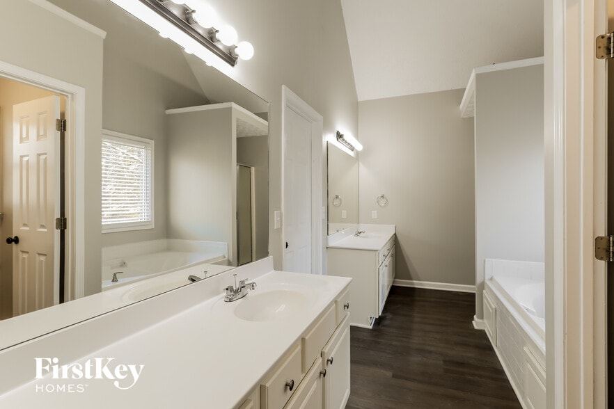 Building Photo - 571 Hilton Ave