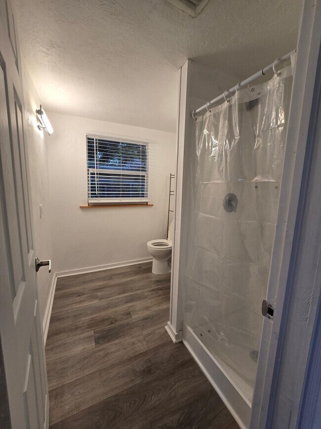 Building Photo - 3901 Lakewood Rd