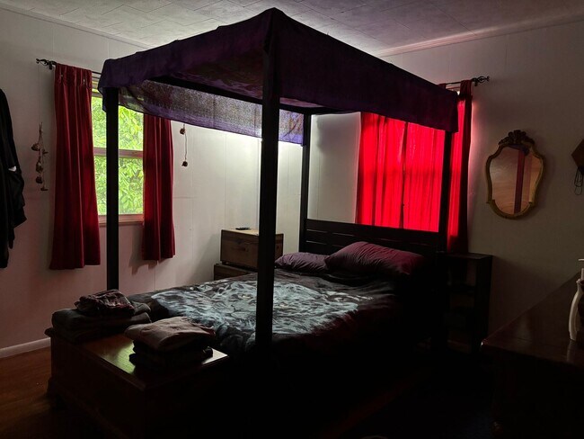 Building Photo - 3 Bedroom, 1 Bath Ranch- Available August 2026!