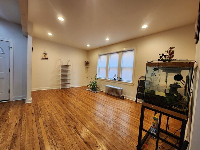 Building Photo - Large 2-bed/2-bath Apartment With Updated Kitchen and Large Living Room