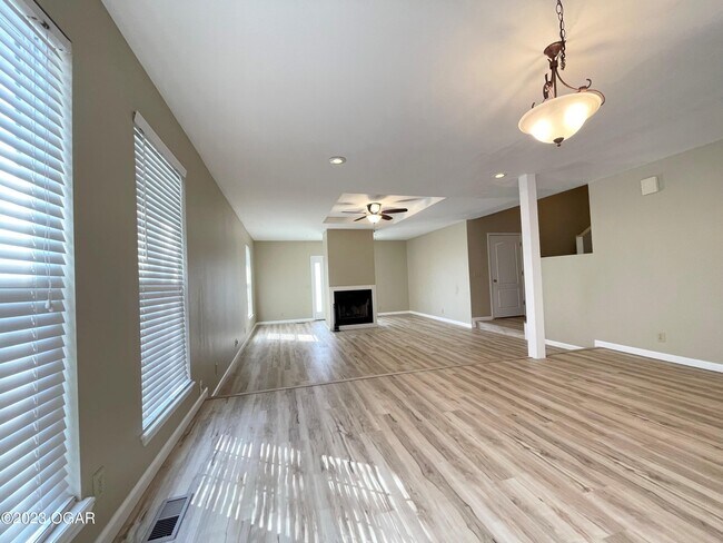 Building Photo - 913 Briarview Dr