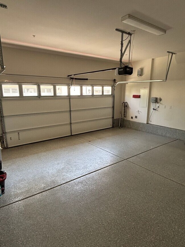 Building Photo - Bright Four-Bedroom Townhome in Whittier and Walkable Palm Park