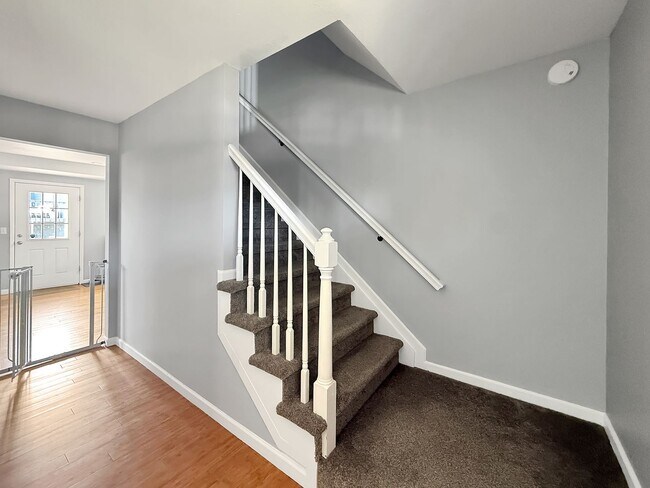 Building Photo - $0 DEPOSIT OPTION. SPACIOUS 4-BEDROOM CENT...