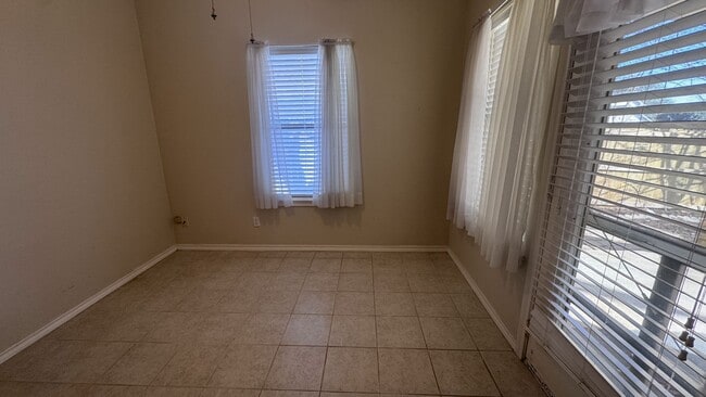 Building Photo - 607 Mustang St