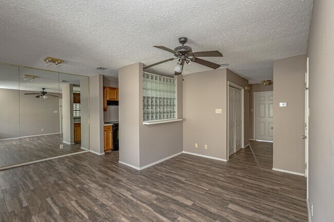 Building Photo - 104 Belaire Dr