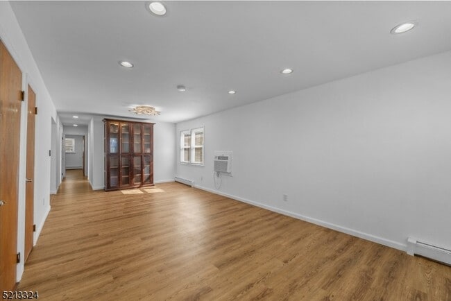 Building Photo - 520 Davis Ave