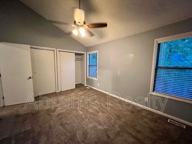 Building Photo - 1136 Glengarry Way
