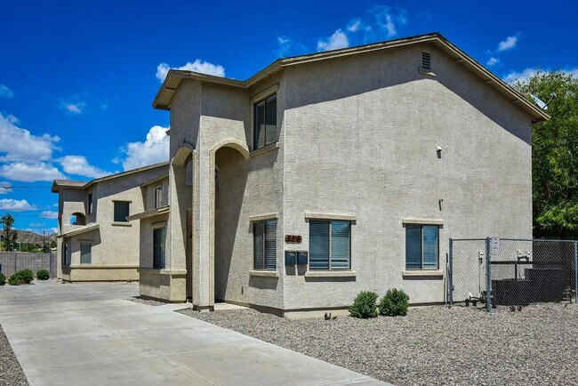 Building Photo - 506 E Townley Ave