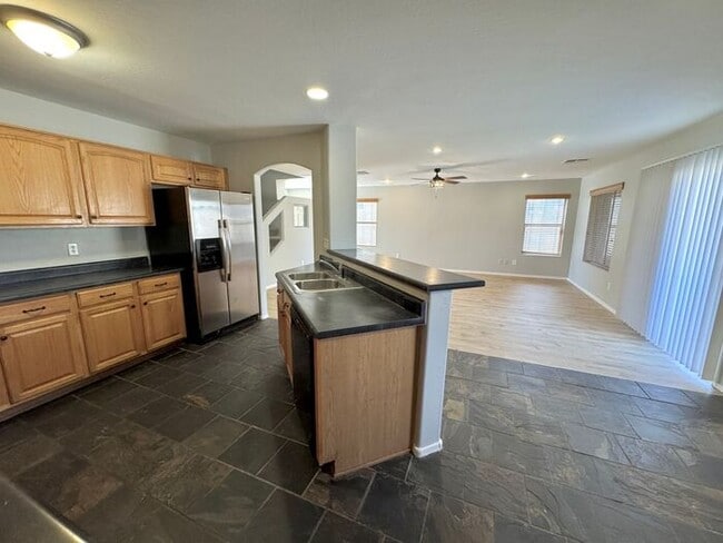 Building Photo - 1056 E Lakeview Dr