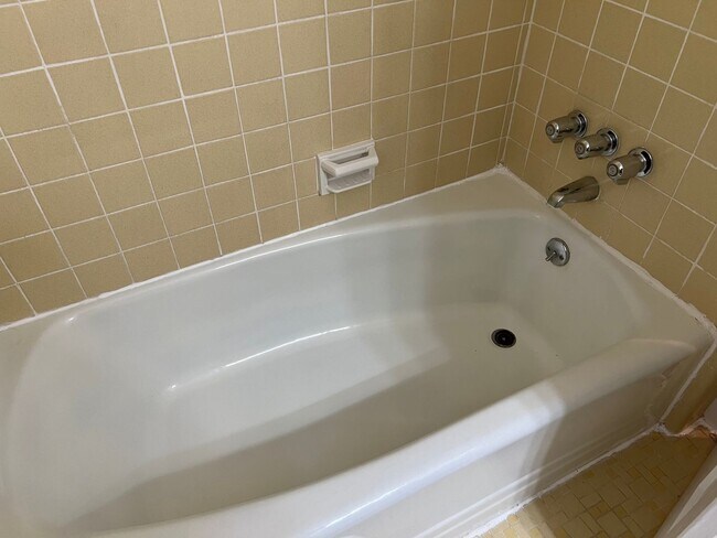 Building Photo - 717 Grove Ave