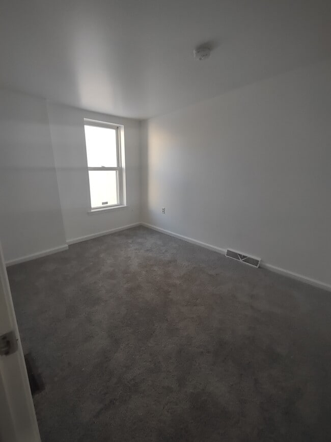 Building Photo - 201 E 13th St