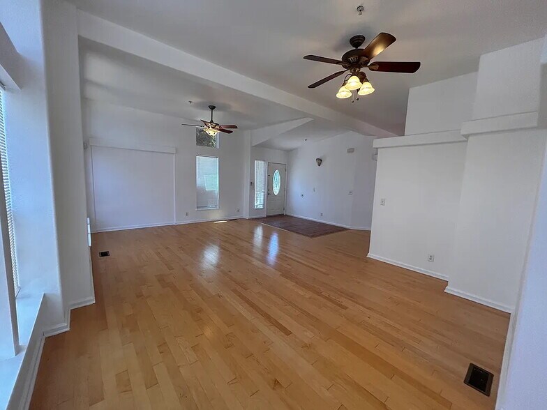 Dining Room & Entrance - 9385 Burchell Rd