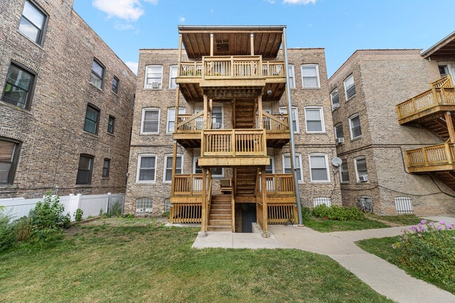 Building Photo - 907 W Agatite Ave