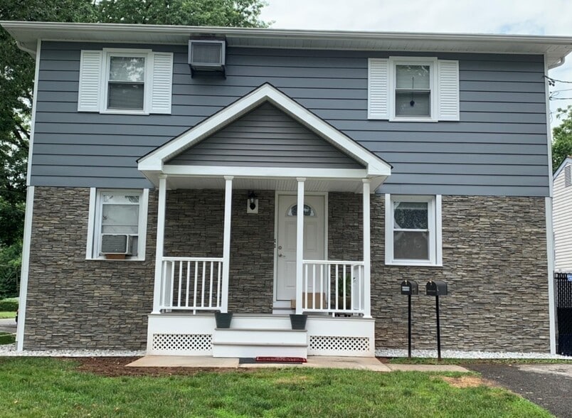 Front of House - 600 Ashwood Ave