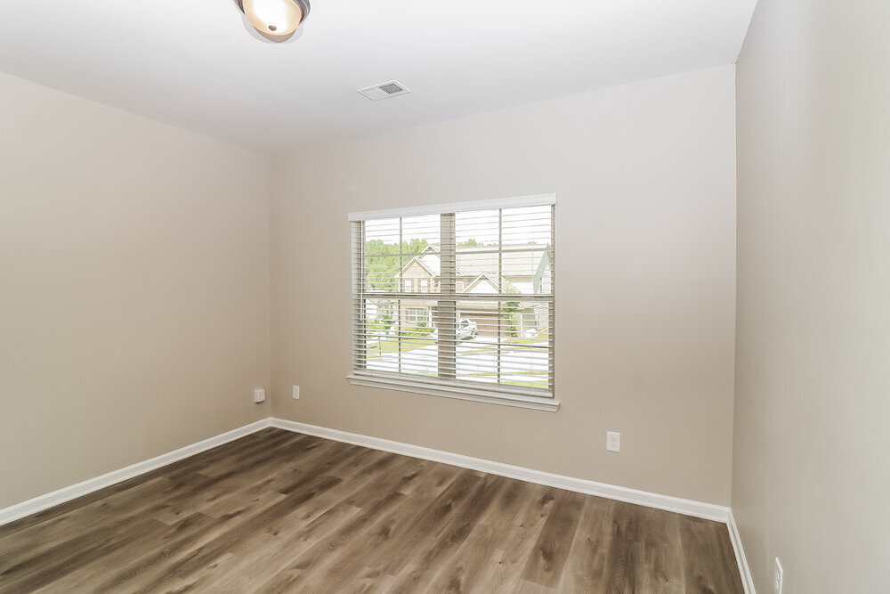 Building Photo - 490 Dutchview Dr