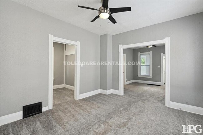 Building Photo - 365 Burger St